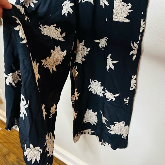 VINCE Chrysanthemum Black & White Print Floral 100% Silk Jumpsuit Size Large - Picture 8 of 12